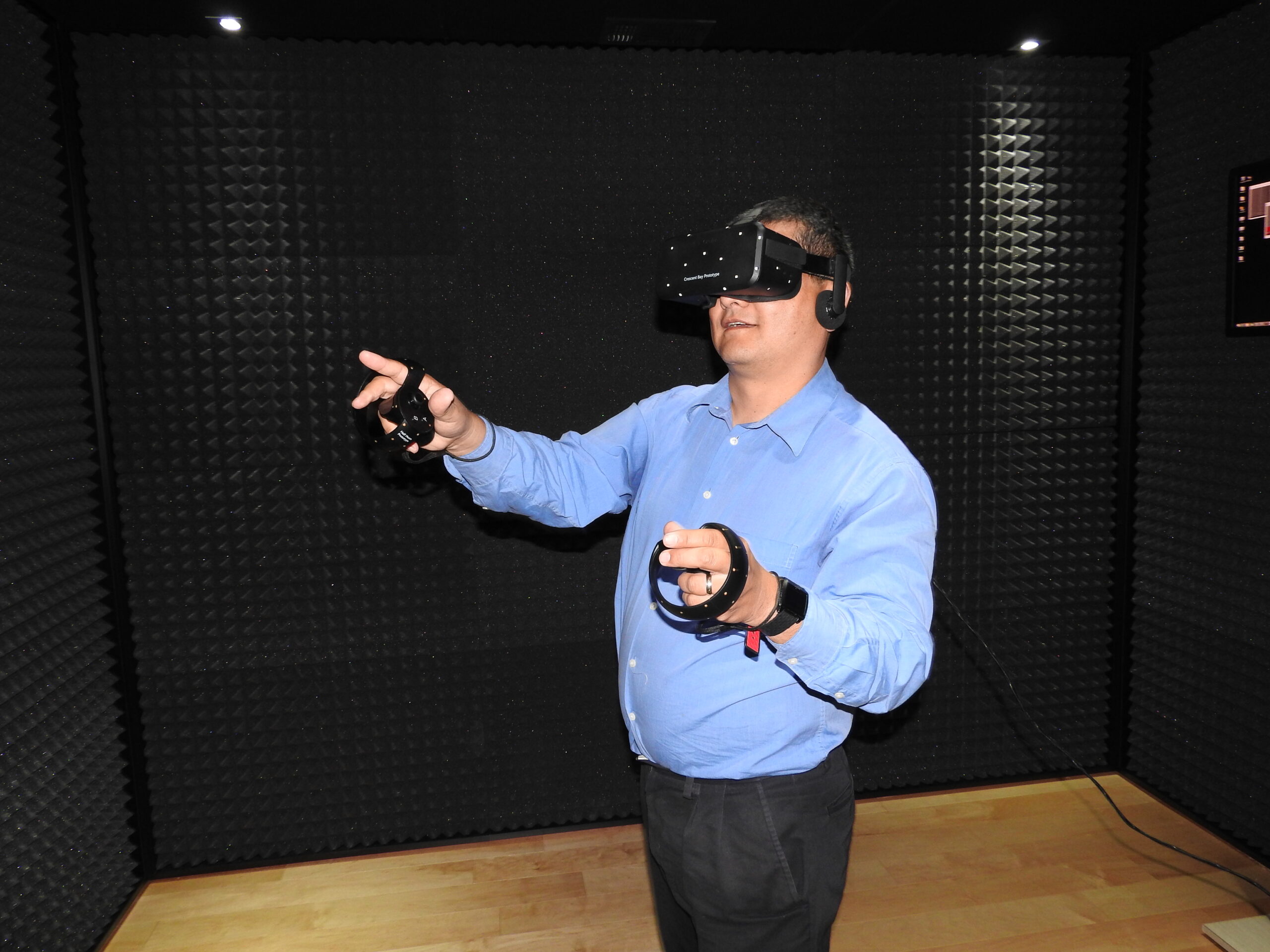 Dean Takahashi of GamesBeat demos Oculus Touch.