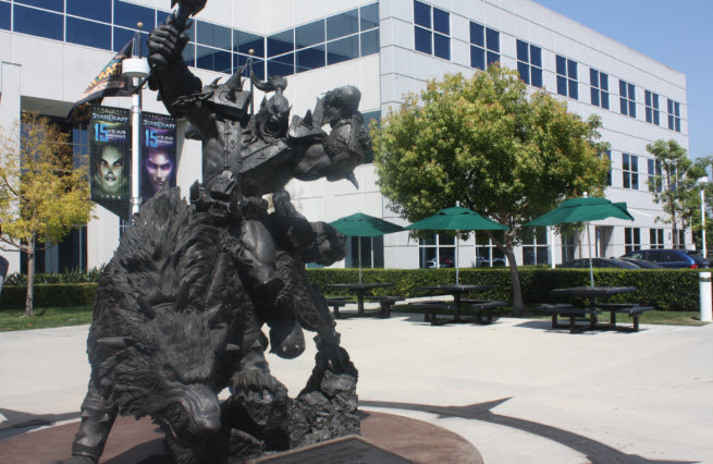 This Warcraft bronze statue was cast in two parts.