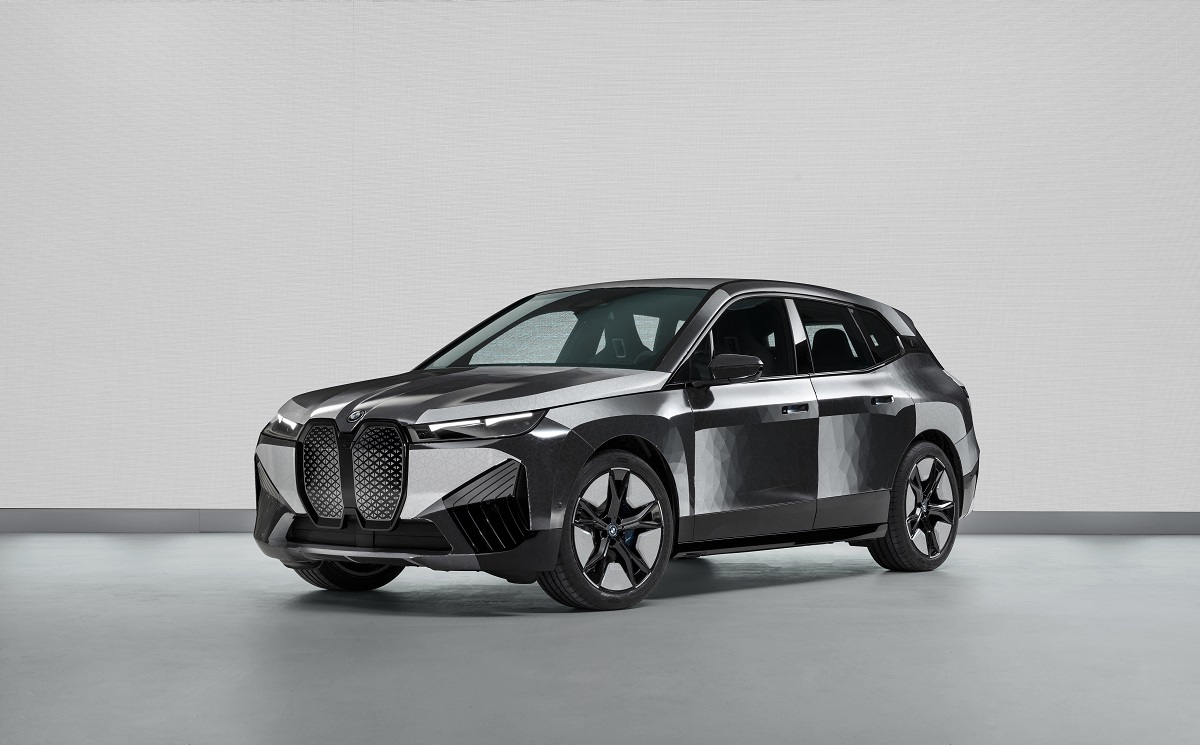 BMW's SUV can change its colors on the fly.