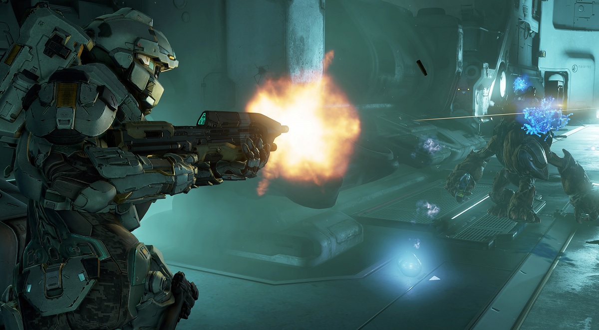 Master Chief takes out a Covenant grunt.