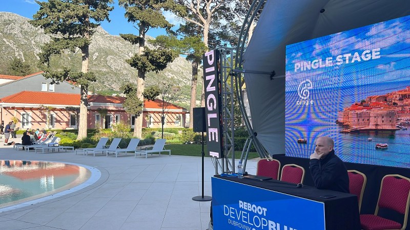 Hendrik Lesser is about to give a beachside talk at the Reboot Develop Blue event.