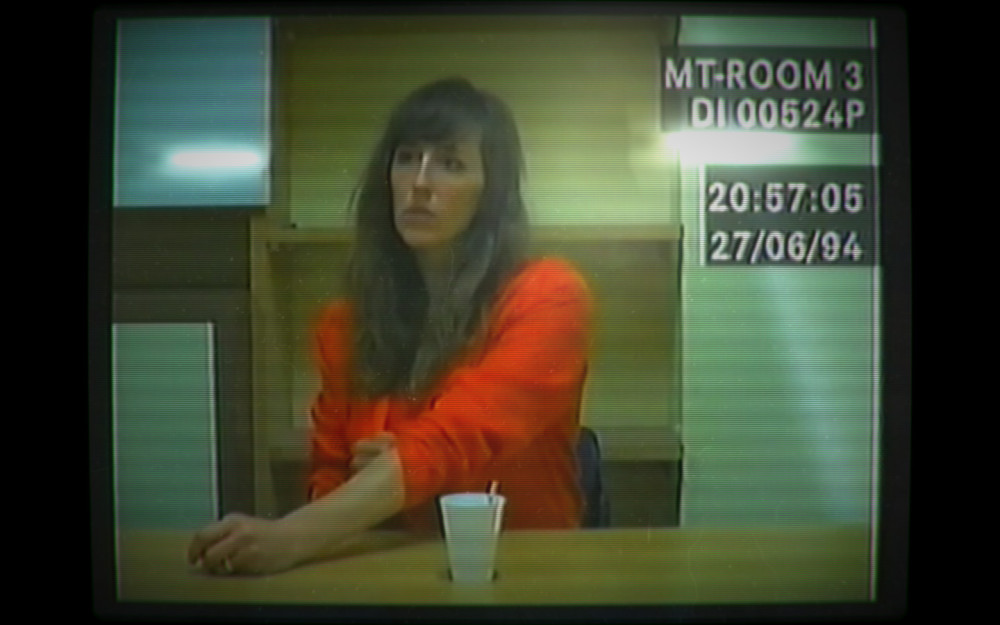 Her Story goes as far as to emulate screen flare in its old-school look.