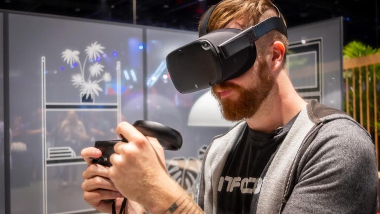 Hayden Dingman at PCWorld testing out the Oculus Quest (credit -