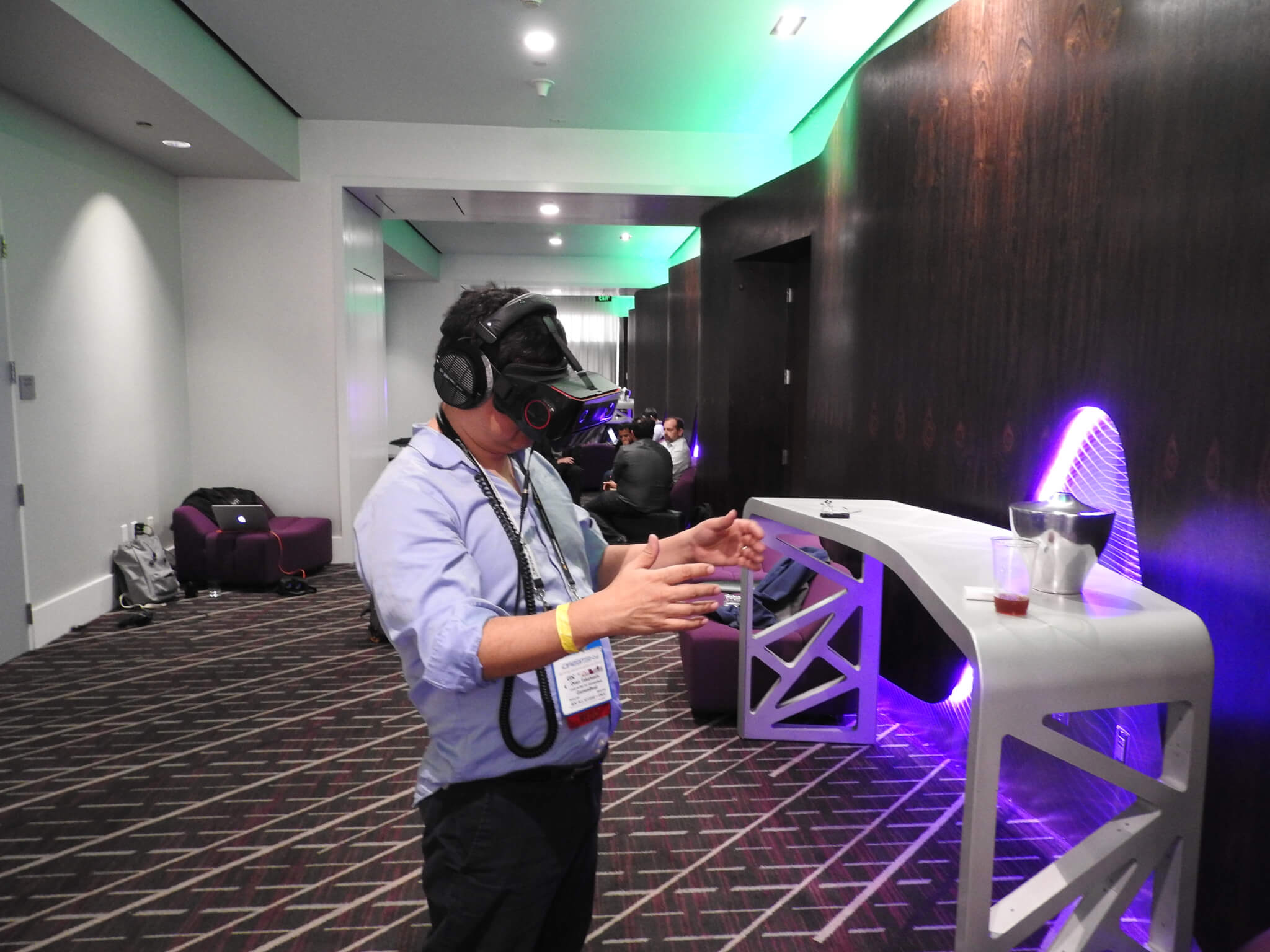 Dean Takahashi tries out Qualcomm's wireless VR headset at GDC 2017.