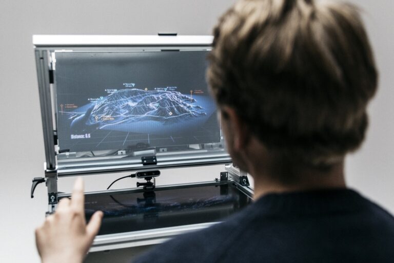 Distance Technologies is working on glasses-free mixed reality.