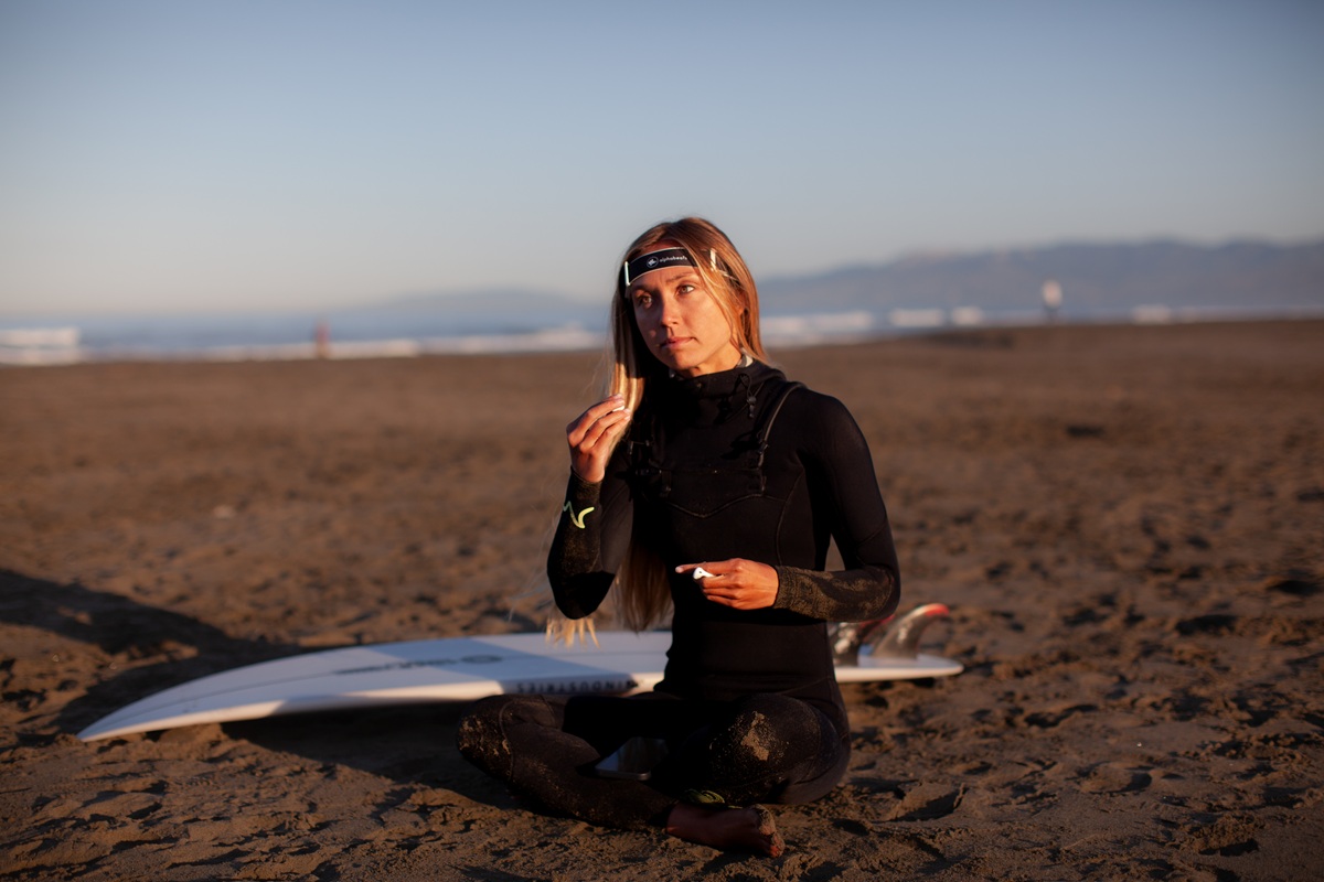 A surfer uses Alphabeats to focus on performance.