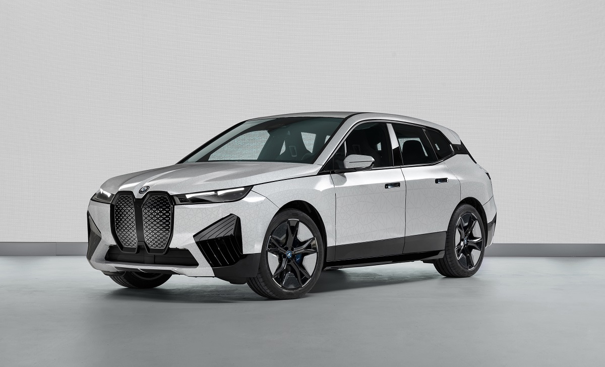 BMW's iX E Ink can change its color.