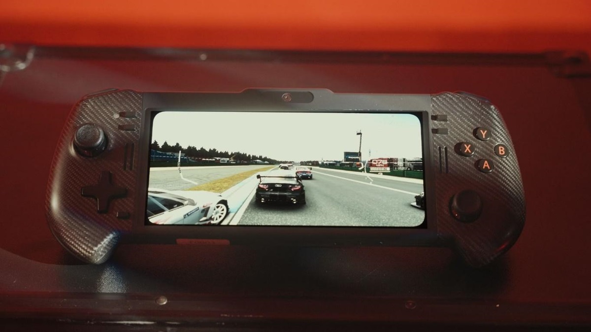Carbon Mobile is a handheld gaming reference design with Qualcomm's latest Snapdragon platform.