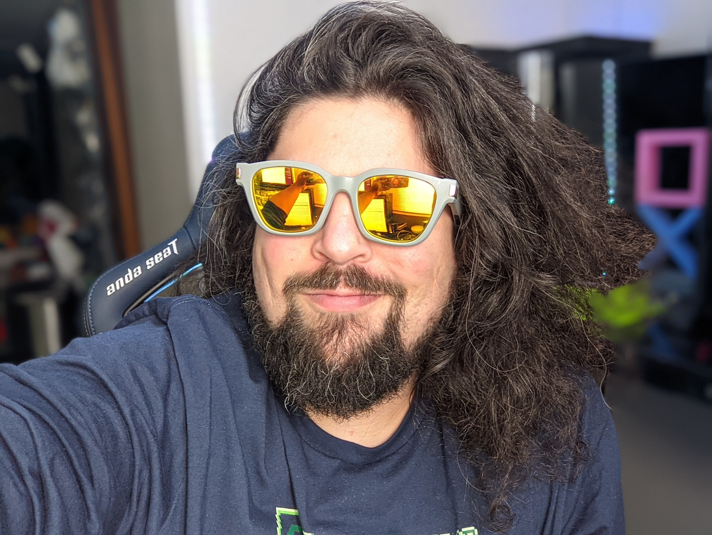 Flows Bruno's audio glasses.