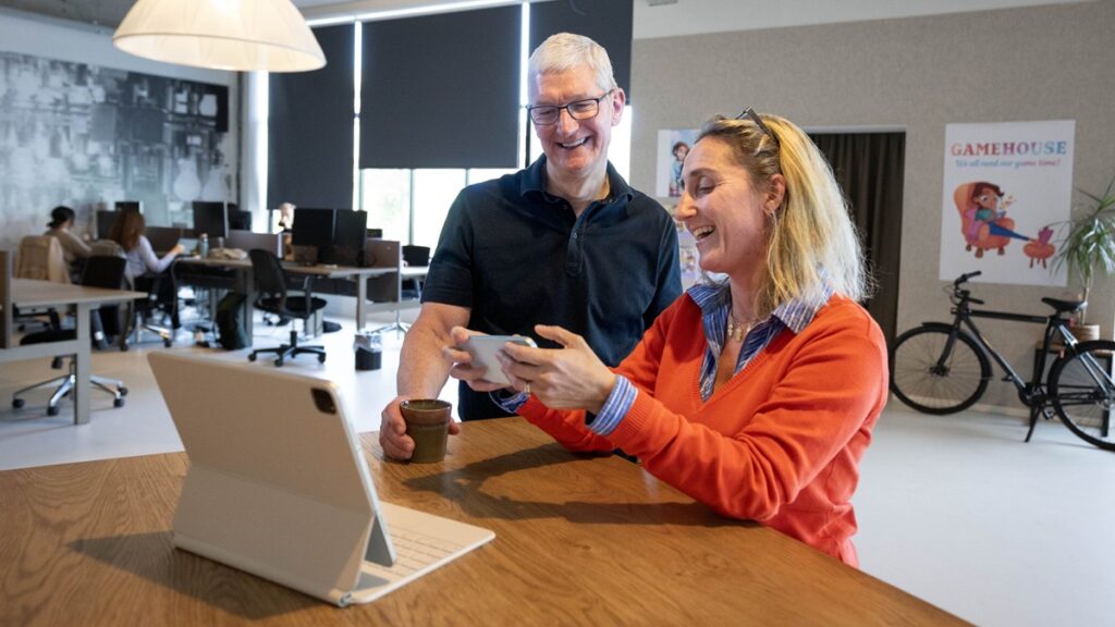 Apple CEO Tim Cook with GameHouse CEO Simonetta Lulli Gomez.