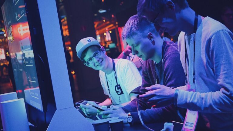 Hatch allows mobile gamers to play games together.