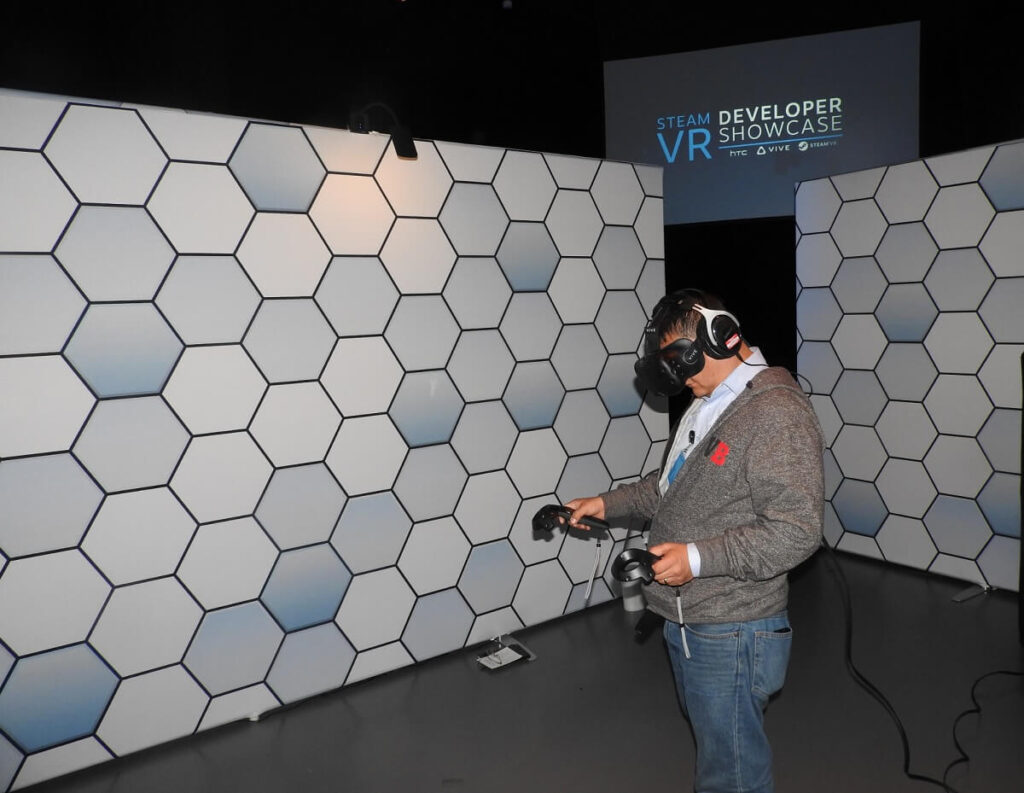 HTC sold 15,000 $800 Vive virtual reality headsets in 10 minutes