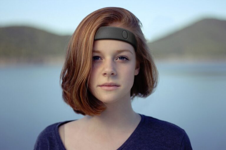 HUMM has a headband for esports biometrics.