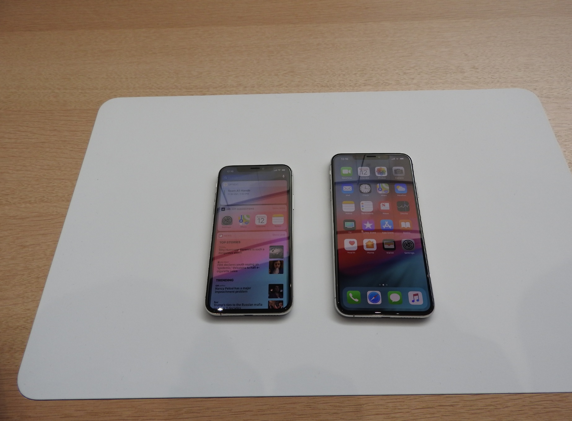 The iPhone Xs (left) and the iPhone Xs Max.