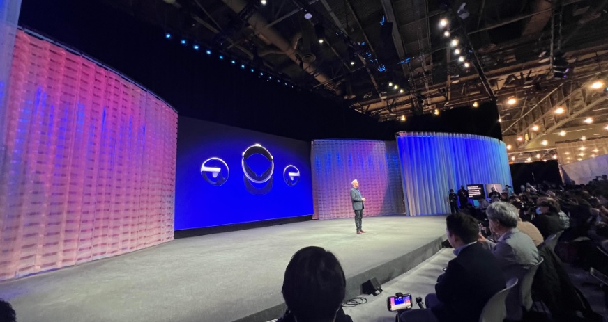 Jim Ryan shows off PSVR 2 at CES 2023.