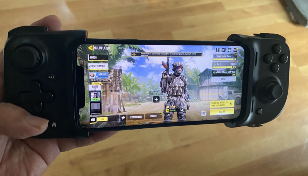 Razer Kishi iOS controller gives you console controls for mobile games.