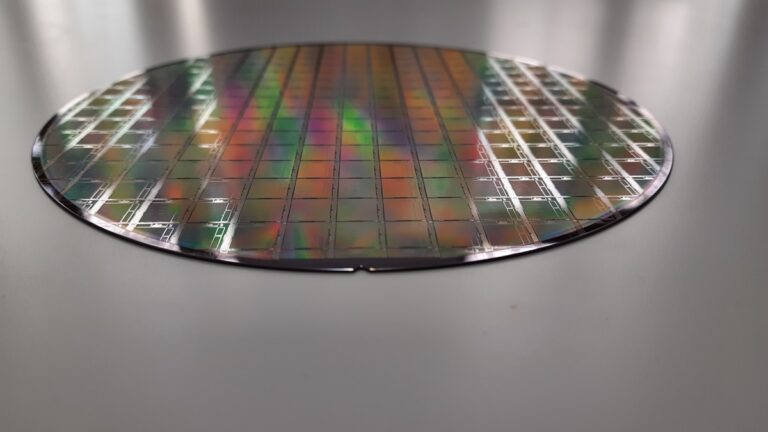 Semron is making AI chips more efficient with 3D packaging.