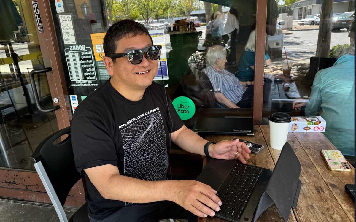 Dean Takahashi uses Sightful's Spacetop G1 AR laptop.