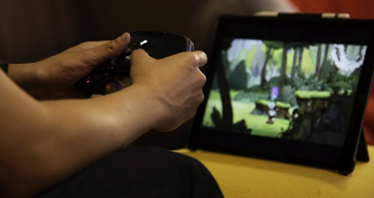Steam Link app on a tablet with a Steam Controller.