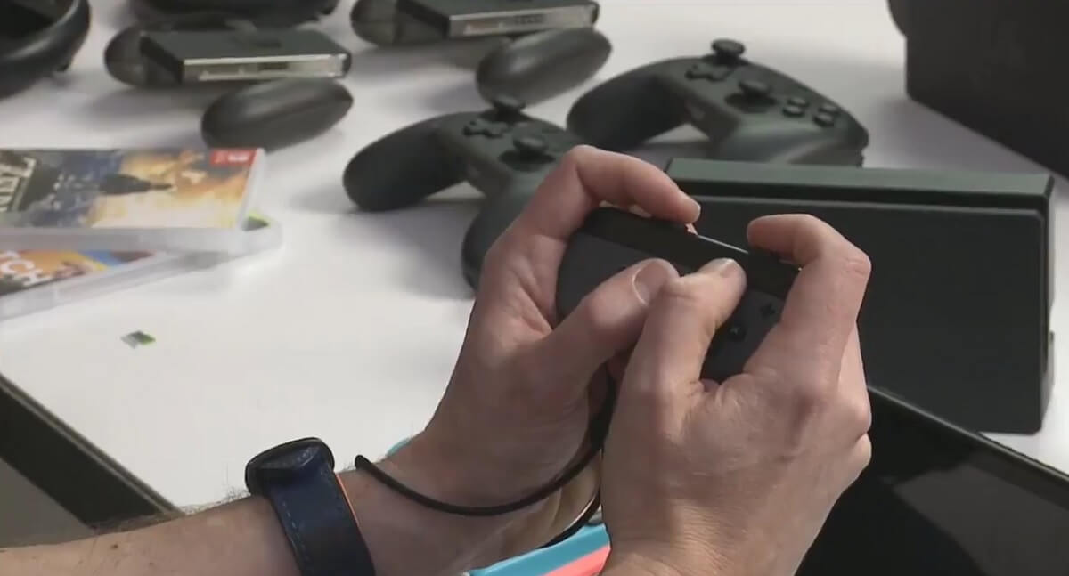 Switch Joy-Con has a bar attached to the straps that makes it easy to push shoulder buttons.
