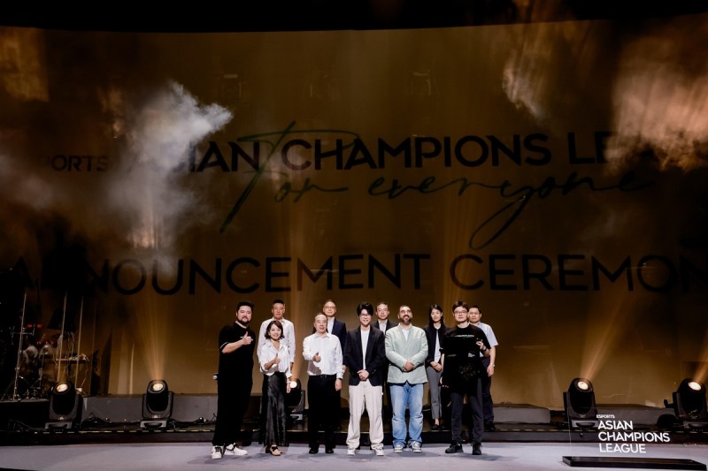 Dino Ying on stage at big esports ceremony.